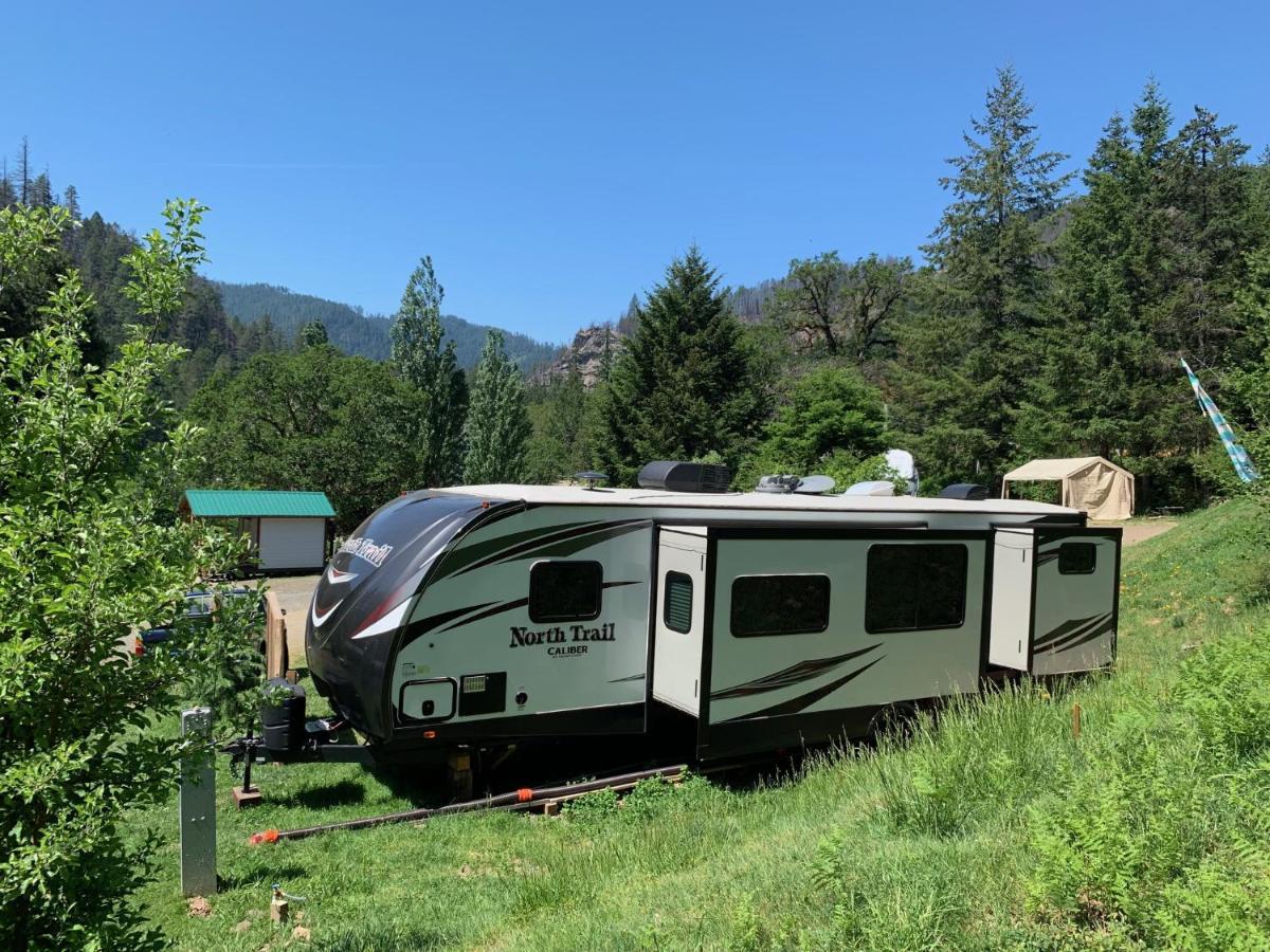 Umpqua'S Last Resort - Wilderness Cabins, Rv Park & Glamping Idleyld Park Eksteriør billede